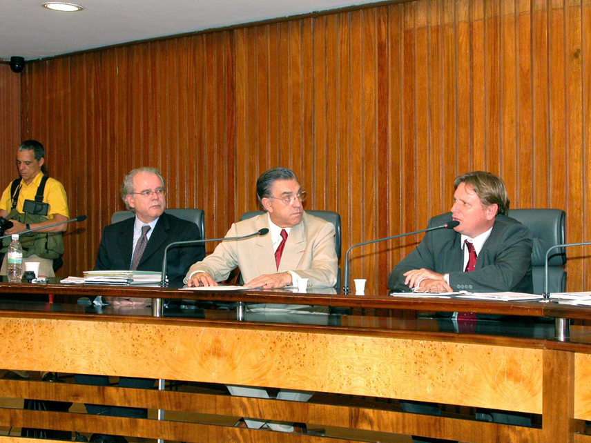 Deputado Rodolfo Costa e Silva (direita) discute a outorga do Sistema Cantareira com o Presidente da Sabesp, Dalmo Nogueira (esquerda).<a style='float:right;color:#ccc' href='https://www3.al.sp.gov.br/repositorio/noticia/hist/Rodolfo 27abr04.jpg' target=_blank><i class='bi bi-zoom-in'></i> Clique para ver a imagem </a>